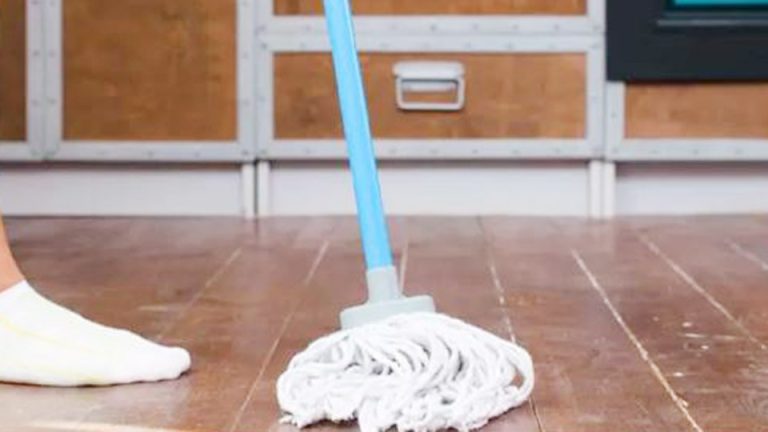 Homemade Laminate Floor Cleaner with Vinegar