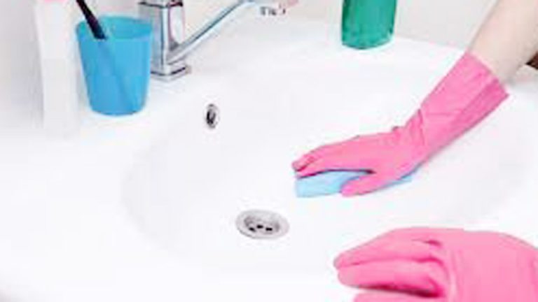 How to Clean Your Bathroom in 10 Minutes